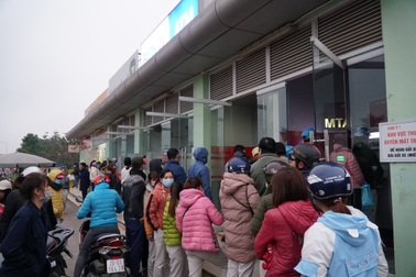 Chen chúc đến "nghẹt thở" chờ rút tiền tại cây ATM