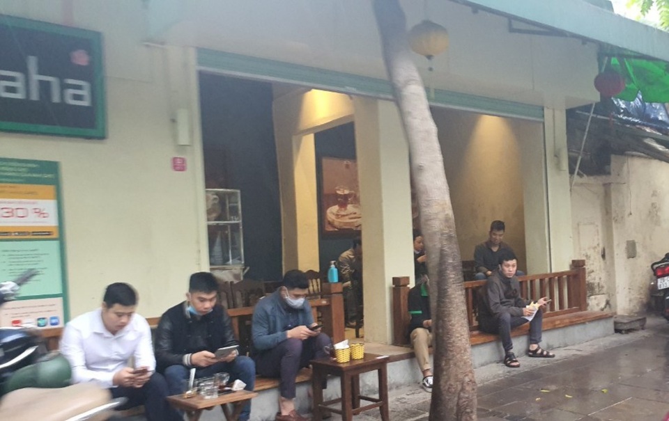 Trời mưa dông cũng không ngăn nổi dân Hà Nội đi ăn sáng, cà phê sau cách ly - 8 Trời mưa dông cũng không ngăn nổi dân Hà Nội đi ăn sáng, cà phê sau cách ly - 8