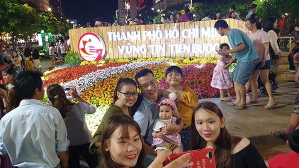 Giành giật nhau chọn chỗ chụp hình trên đường hoa Nguyễn Huệ - 4 Giành giật nhau chọn chỗ chụp hình trên đường hoa Nguyễn Huệ - 4