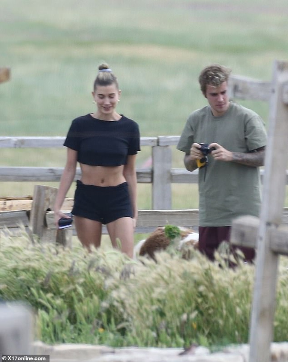 Hailey Bieber khoe eo thon khi cùng chồng đi cắm trại - 1 Hailey Bieber khoe eo thon khi cùng chồng đi cắm trại - 1