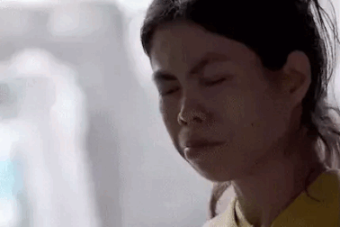 Chuyện đau lòng đằng sau hình ảnh mẹ tâm thần ôm con gây bão mạng xã hội