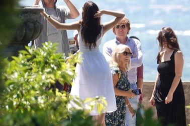 Leonardo Di Caprio đưa bạn gái kém 22 tuổi đi chơi cùng mẹ ruột