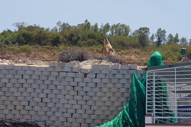 Khánh Hòa: Hoàn tất di tản dân, bức tường “khủng” sai phép đang được tháo