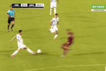 Lĩnh trọn cú triệt hạ kinh hoàng, Messi… suýt gãy chân