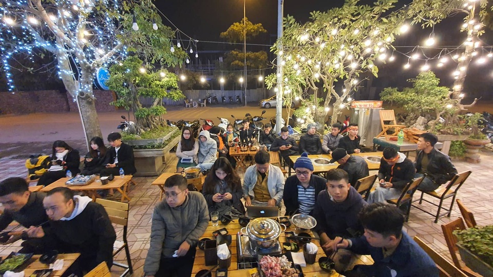 Đổ xô đi cổ vũ U22 Việt Nam: Hàng quán đông nghịt, hết hiệp 1 vẫn chưa có đồ ăn - 4 Đổ xô đi cổ vũ U22 Việt Nam: Hàng quán đông nghịt, hết hiệp 1 vẫn chưa có đồ ăn - 4