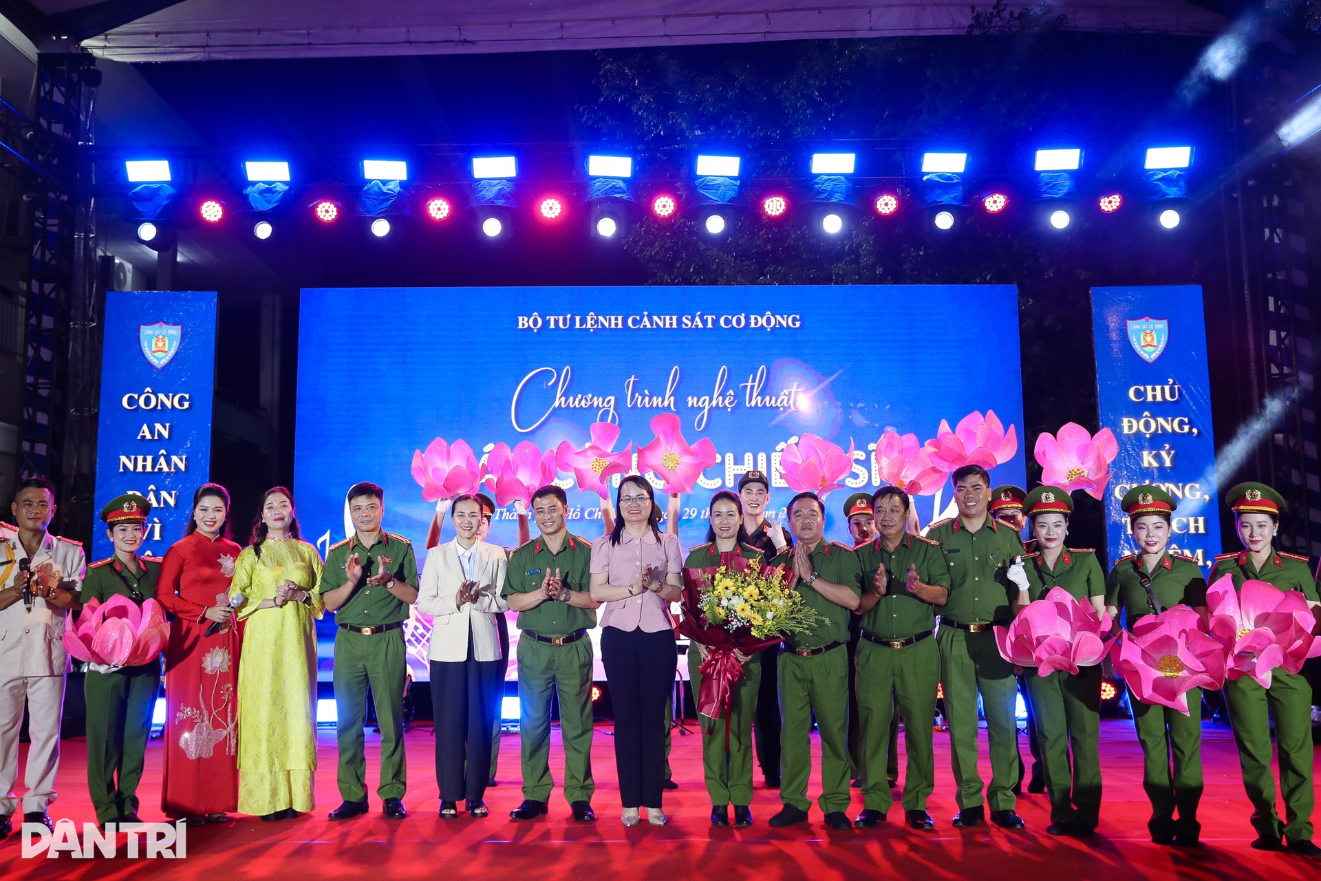 Ấn tượng đêm nhạc giao lưu cán bộ chiến sĩ Cảnh sát cơ động TPHCM - 15 Ấn tượng đêm nhạc giao lưu cán bộ chiến sĩ Cảnh sát cơ động TPHCM - 15