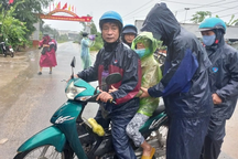 Người dân miền Trung rời làng đi tránh bão