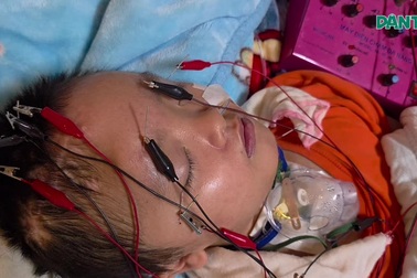 Cậu học sinh 8 tuổi thoi thóp sau tai nạn, bố mẹ kiệt sức níu con lại đời