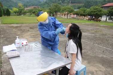 Tạm phong tỏa khẩn cấp một xã vì xuất hiện 19 F0 ăn cơm cùng nhau