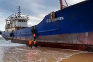 Bên trong “tàu ma” dạt vào vùng biển Dung Quất có gì?