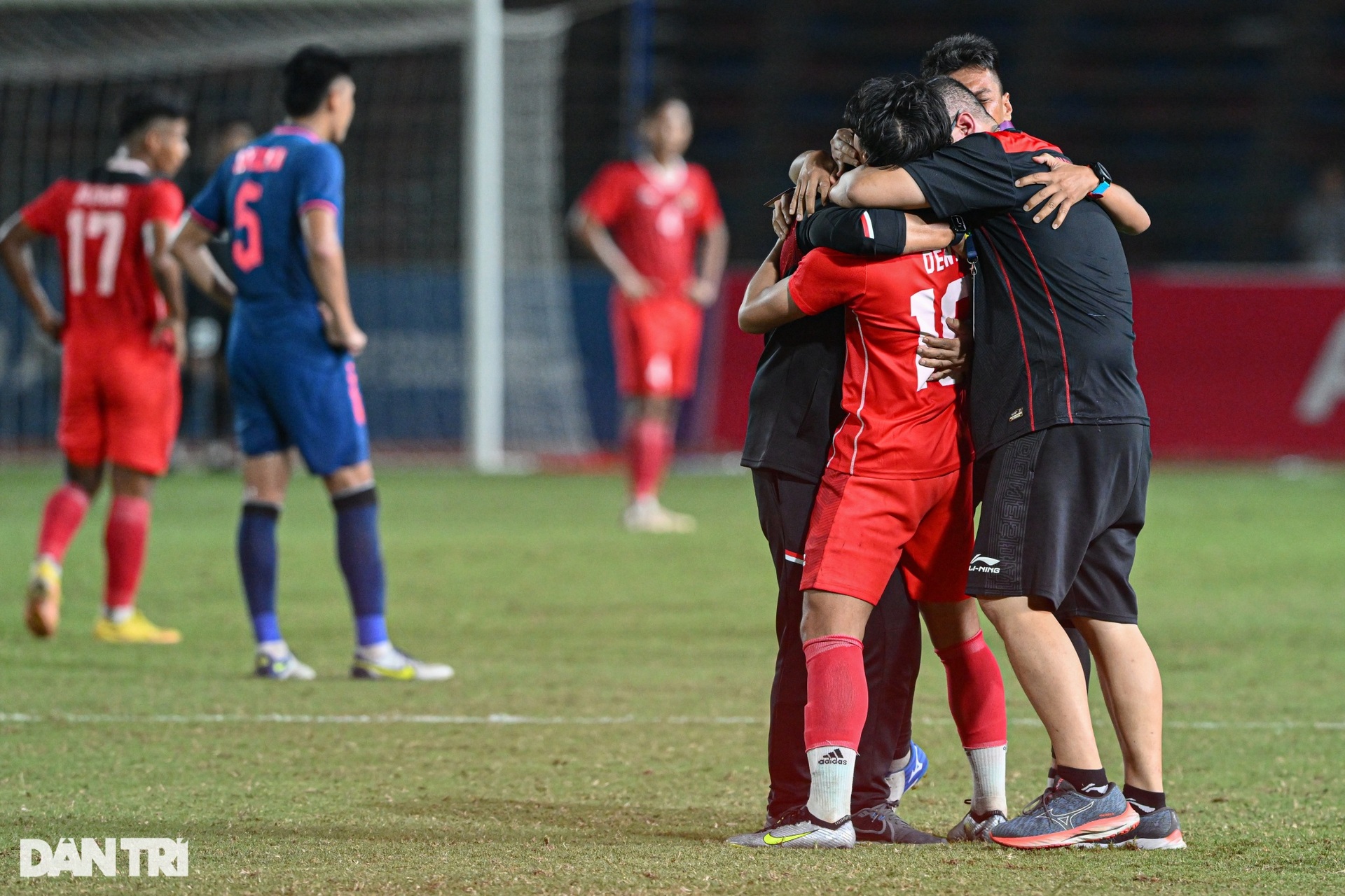 Toàn cảnh cuộc ẩu đả đáng xấu hổ trong trận chung kết bóng đá nam SEA Games - 1 Toàn cảnh cuộc ẩu đả đáng xấu hổ trong trận chung kết bóng đá nam SEA Games - 1