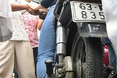 Một phụ nữ bị chân chống xe ghim vào chân