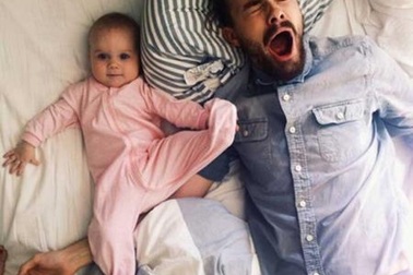 Không phải mẹ, cha mới là người ngủ ít vì con