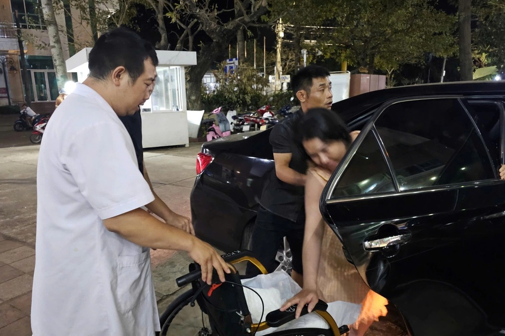 Cảnh sát giao thông mở đường đưa thai phụ vỡ ối đi cấp cứu - 1