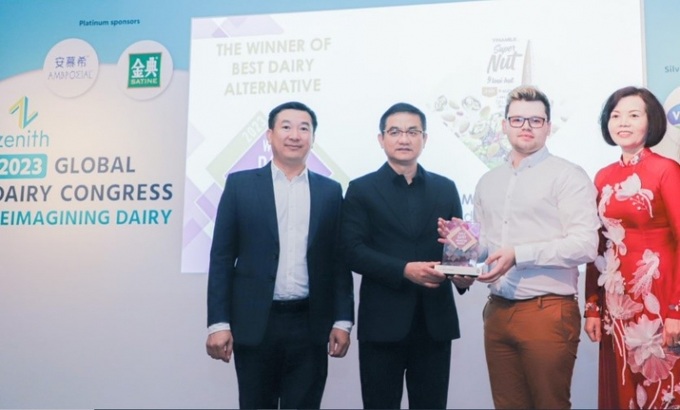 Đại diện Vinamilk nhận giải “Quán quân” ở hạng mục “Sản phẩm thay thế sữa tốt nhất” (Best Dairy Alternative) cho sản phẩm Sữa 9 Loại Hạt Vinamilk Super Nut tại Hội Nghị Sữa Toàn Cầu 2023 (World Dairy Innovation Awards 2023) diễn ra tại Anh Quốc tháng 6 vừa qua. (Ảnh:Vinamilk).