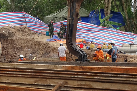 Vụ cháu bé lọt trụ bê tông: Liên tục bổ sung thiết bị cứu hộ