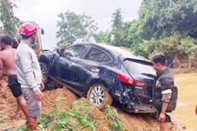 Tìm thấy ô tô bị nước cuốn trôi khi cố tình qua điểm ngập có rào chắn