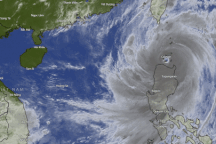 Siêu bão Doksuri áp sát Biển Đông, biển động dữ dội