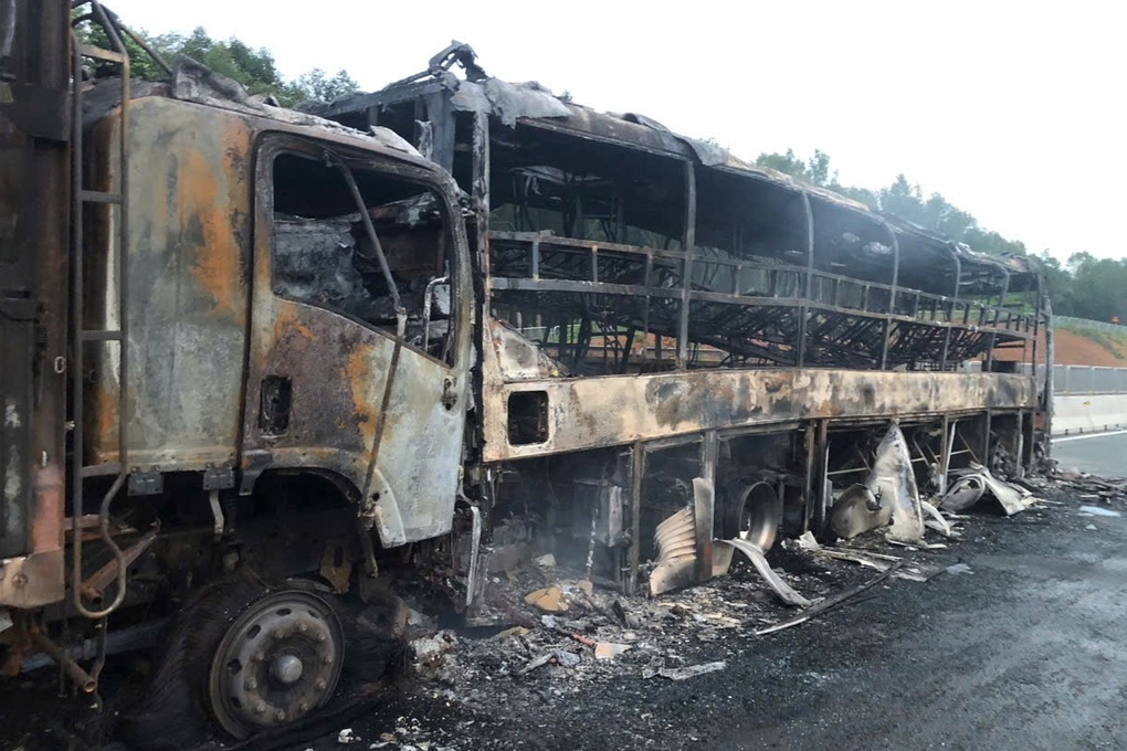 Ba ô tô bị thiêu rụi trên cao tốc Vân Phong - Nha Trang - 2