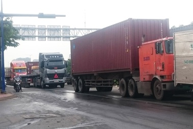 “Giải cứu” tuyến đường ra vào cảng hiện đại nhất Việt Nam