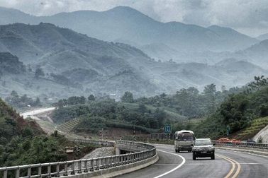 Đi viếng đám ma anh trai, 2 phụ nữ bị xe cán chết