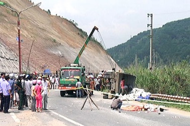 Xe tải lật nghiêng đè chết một phụ nữ có thai 8 tháng