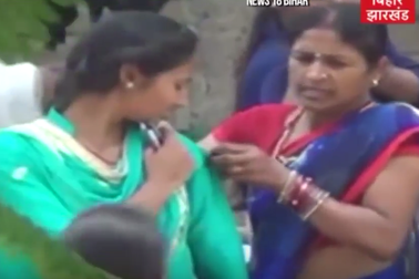 Chống gian lận tối đa, trường đại học Ấn Độ cắt ống tay áo nữ sinh trước khi vào thi