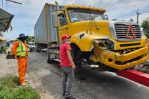 Nữ công nhân bị xe đầu kéo cán tử vong trên đường đi làm ở TPHCM