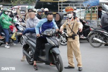 Hàng loạt tài xế xe ôm công nghệ hối hận vì vượt đèn đỏ trên phố ở Hà Nội