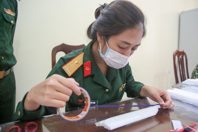 Mặt nạ bảo hộ tự chế phòng Covid-19 chỉ 5.000 đồng của chiến sĩ bộ đội - 6 Mặt nạ bảo hộ tự chế phòng Covid-19 chỉ 5.000 đồng của chiến sĩ bộ đội - 6