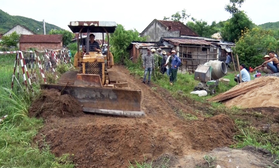 Chính quyền tháo dỡ, bê tông hóa “con đường đau khổ”, dân vỡ oà vui sướng! - 2 Chính quyền tháo dỡ, bê tông hóa “con đường đau khổ”, dân vỡ oà vui sướng! - 2