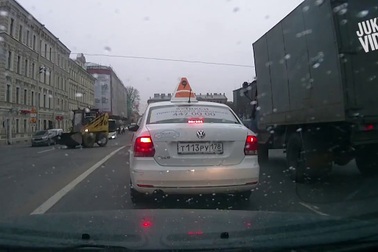 Khi xe ủi trở thành “xe điên” trên phố