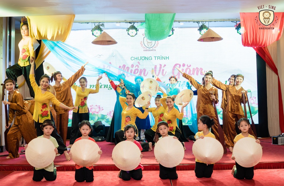 Ấn tượng với màn biểu diễn “Về miền Ví - Giặm của cô trò mầm non nhân ngày 20/11 - 3 Ấn tượng với màn biểu diễn “Về miền Ví - Giặm của cô trò mầm non nhân ngày 20/11 - 3