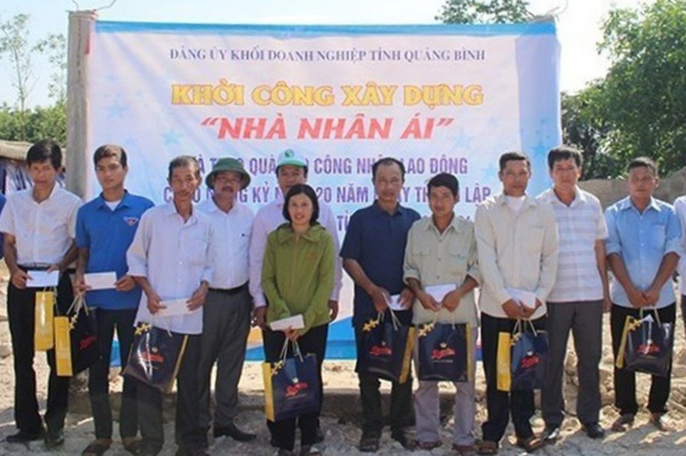Hỗ trợ xây nhà nhân ái và tặng quà cho công nhân lao động khó khăn - 2 Hỗ trợ xây nhà nhân ái và tặng quà cho công nhân lao động khó khăn - 2
