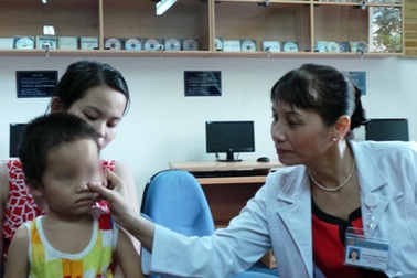 Bị kim đâm, bé 4 tuổi suýt hoại tử mắt