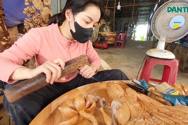 Người phụ nữ 34 tuổi, có 15 năm gắn bó với nghề điêu khắc gỗ