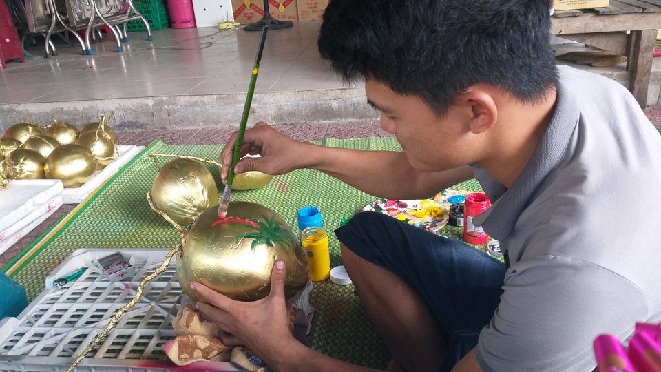 Dừa vàng vẽ thư pháp “giá chát” vẫn đắt hàng dịp Tết - 5 Dừa vàng vẽ thư pháp “giá chát” vẫn đắt hàng dịp Tết - 5
