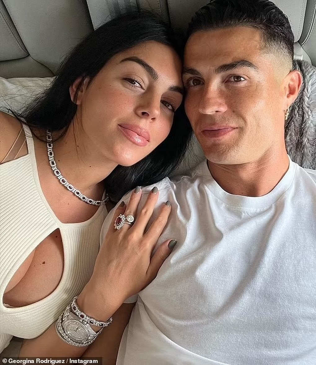 Chứng tỏ đẳng cấp nữ triệu phú, bạn gái liên tục tặng siêu xe cho Ronaldo - 2 Chứng tỏ đẳng cấp nữ triệu phú, bạn gái liên tục tặng siêu xe cho Ronaldo - 2