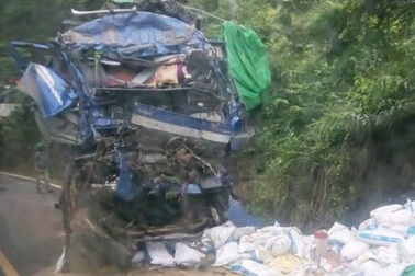 Xe tải đâm vào vách núi, 2 người chết trong cabin
