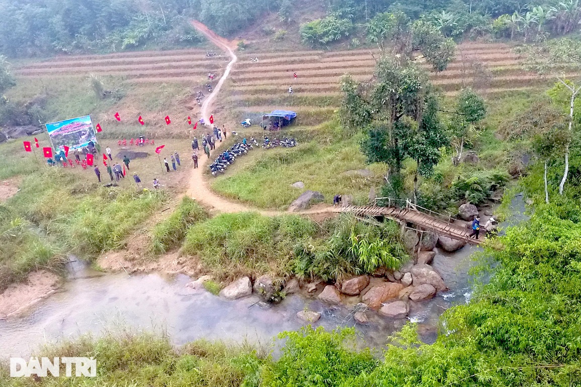 Khởi công xây cầu Dân trí thứ 21 tại xã vùng biên Việt - Lào - 8 Khởi công xây cầu Dân trí thứ 21 tại xã vùng biên Việt - Lào - 8