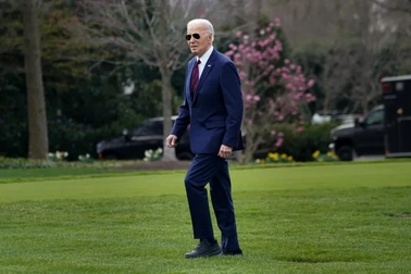 Đôi giày mới của ông Biden gây nhiều đồn đoán