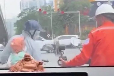 Khoảnh khắc đáng yêu trên đường phố tấp nập