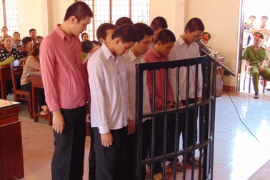 Dùng mã tấu chặn đầu xe tải cướp tài sản