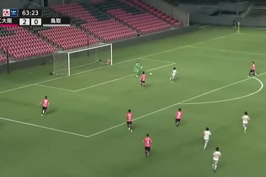 Văn Lâm lao ra hóa giải đợt tấn công của đối thủ