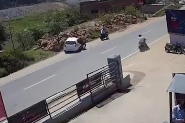 Ô tô lật ngửa vì đánh lái tránh người chạy sang đường