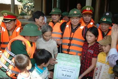 Thủ tướng Nguyễn Tấn Dũng thị sát vùng rốn lũ Hương Khê