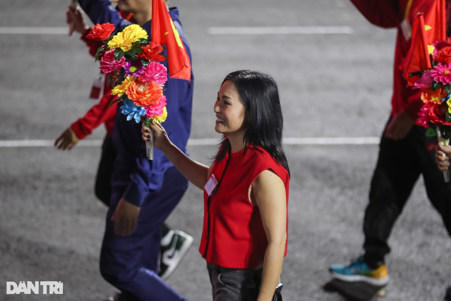 Thanh Thủy, Tiểu Vy, HHen Niê dự sơ duyệt diễu binh giữa biển người TPHCM - 12 Thanh Thủy, Tiểu Vy, HHen Niê dự sơ duyệt diễu binh giữa biển người TPHCM - 12