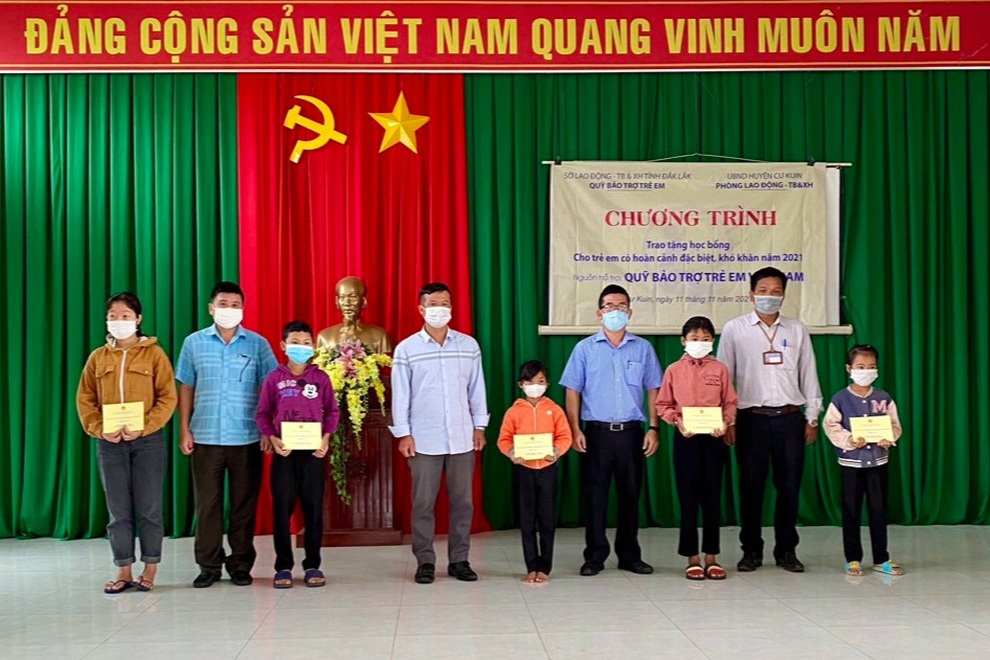 Trao 300 suất học bổng cho trẻ em có hoàn cảnh đặc biệt khó khăn - 1 Trao 300 suất học bổng cho trẻ em có hoàn cảnh đặc biệt khó khăn - 1