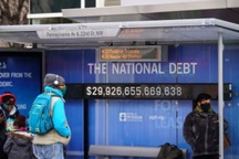 Nợ toàn cầu sẽ tăng lên mức kỷ lục 71.600 tỷ USD trong năm nay