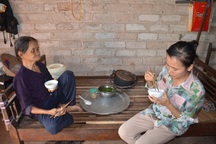 Thương hai người phụ nữ nghèo sống lay lắt, mơ một bữa cơm có thịt